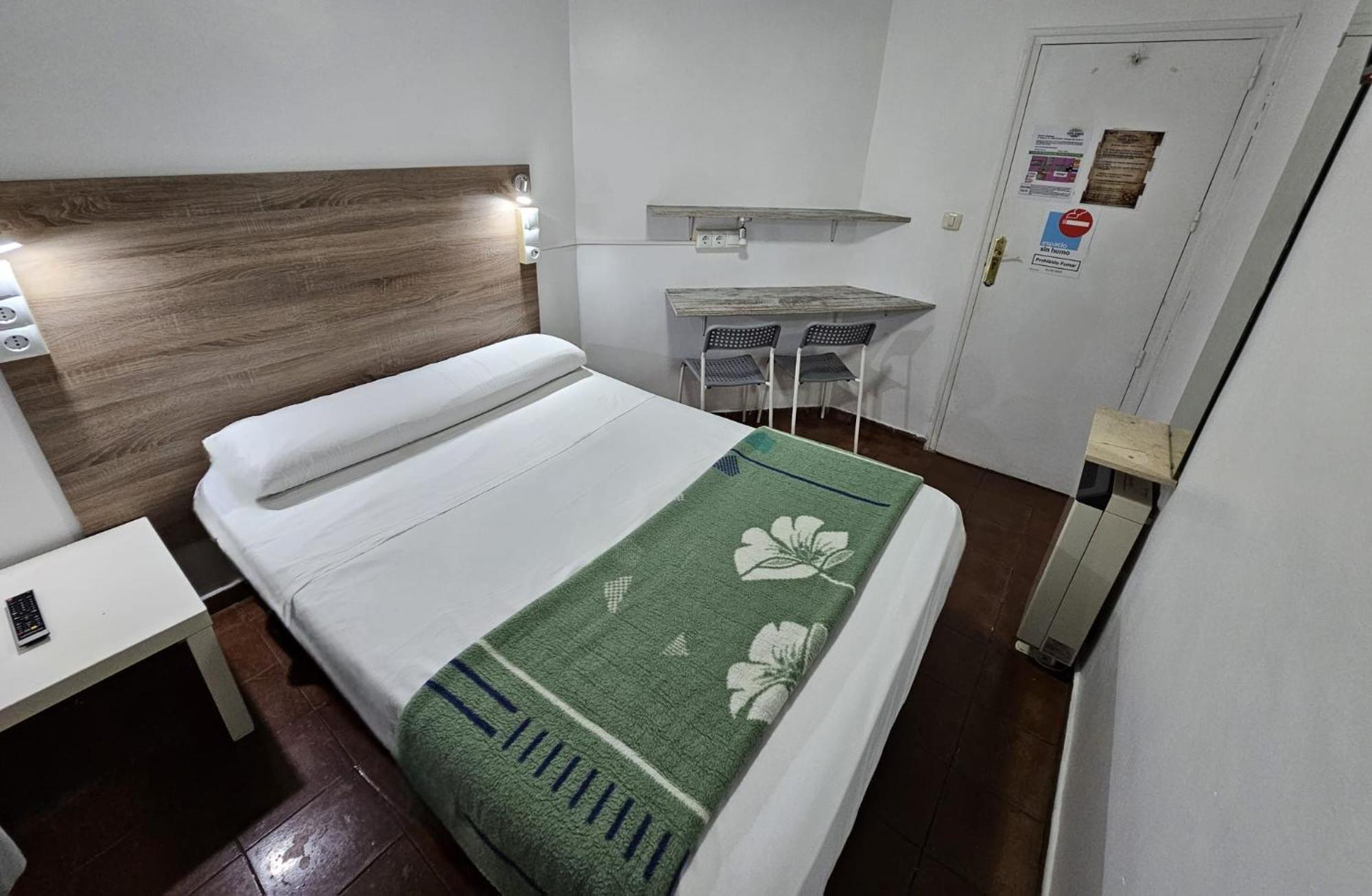 Casa De Huespedes Almansa Hotel Madrid Buitenkant foto