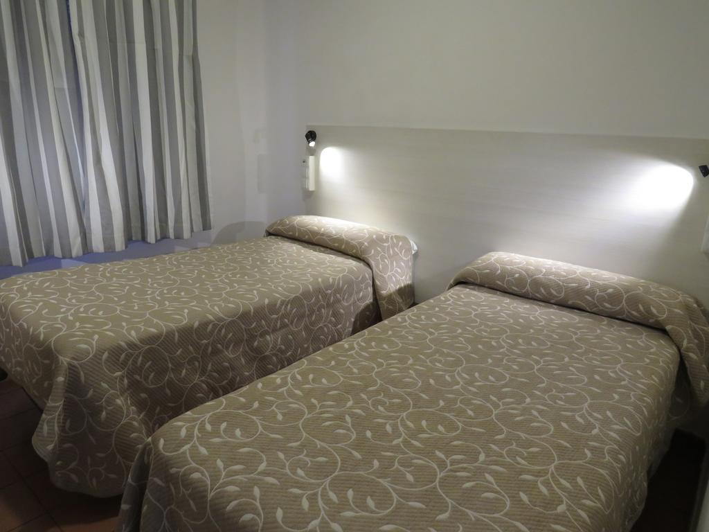 Casa De Huespedes Almansa Hotel Madrid Buitenkant foto